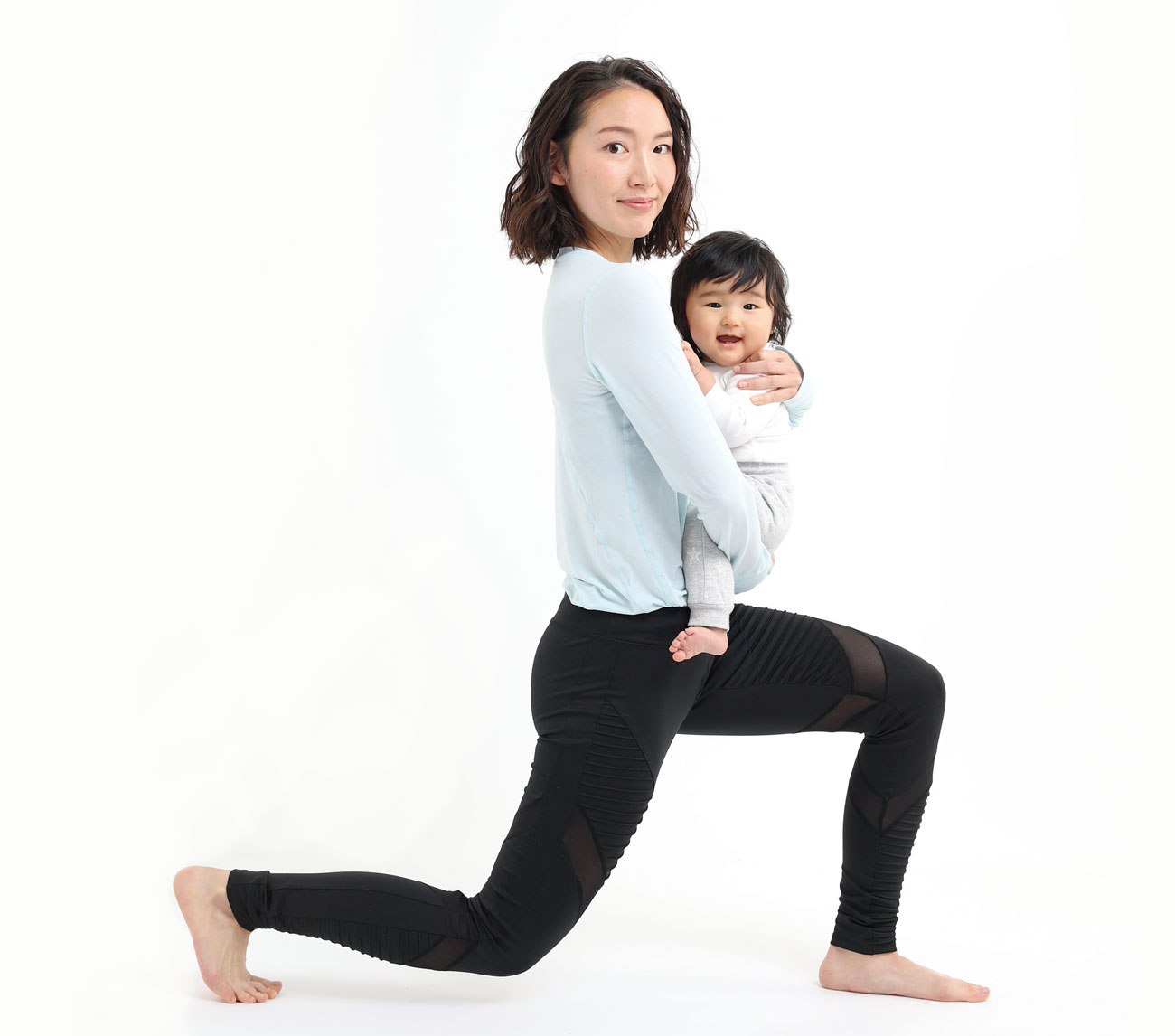 lunges-with-baby 産後の方向けパーソナルトレーニングサービス