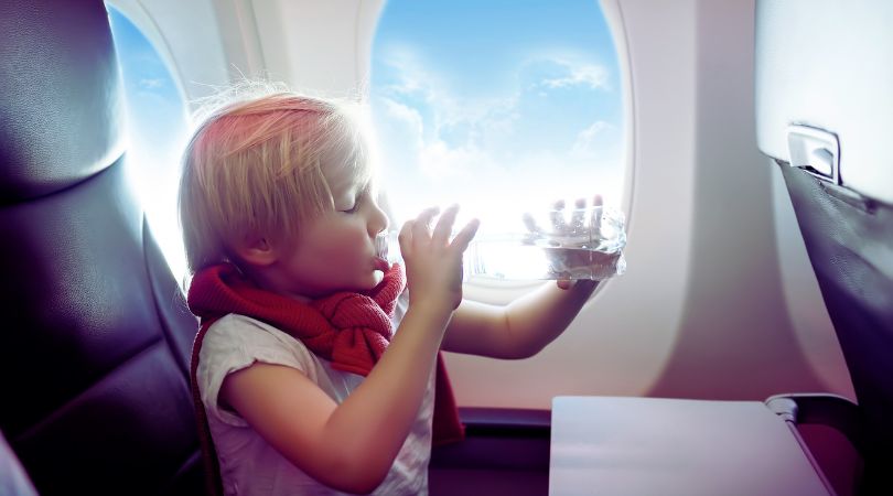 飛行機で子供を耳抜きするにはどうしたらいいですか？-何か飲ませる